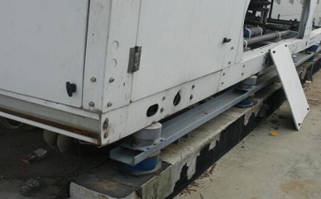 觀園樓商務酒店附樓房頂安裝有兩臺螺桿式熱泵機組及配套水泵3臺、中央空調外機3臺及配套水泵2臺。熱泵的風機、電機，水泵的電機都是旋轉設備，當設備運行時引起整個樓面震動，據(jù)測熱泵機組下方房間內噪聲值達到58dB(A)，有很明顯的振感。 經噪聲治理后，熱泵機組正下方室內噪聲值降至40dB(A)以下，達到晝間標準。